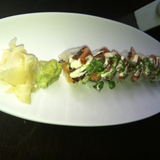 รูปภาพถ่ายที่ Sushi Damo โดย Samantha E. เมื่อ 2/11/2013
