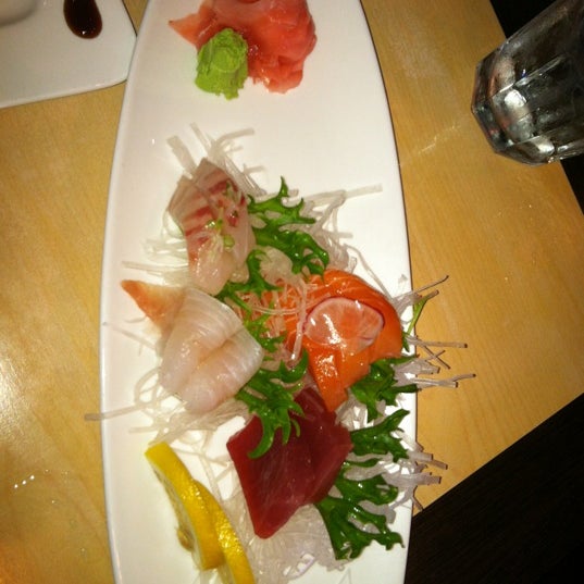 Снимок сделан в Sushi Oishii пользователем Samantha E. 4/17/2013