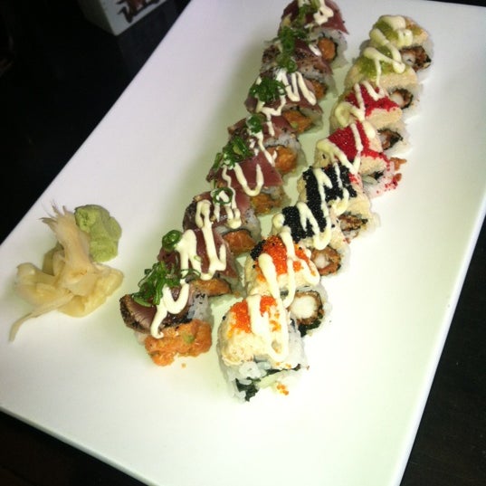 รูปภาพถ่ายที่ Sushi Damo โดย Samantha E. เมื่อ 1/13/2013