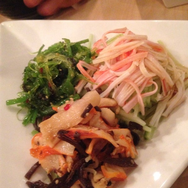 12/25/2013 tarihinde Samantha E.ziyaretçi tarafından Sushi Oishii'de çekilen fotoğraf