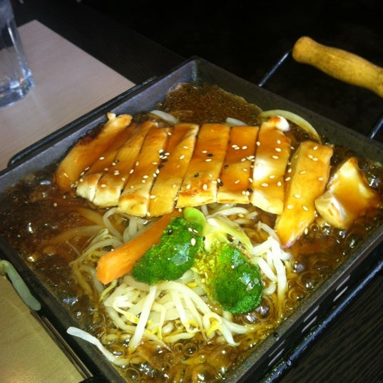 3/22/2013 tarihinde Samantha E.ziyaretçi tarafından Sushi Oishii'de çekilen fotoğraf