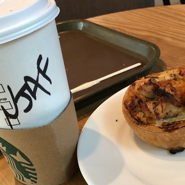 Foto diambil di Starbucks oleh alvin clavert c. pada 3/31/2018