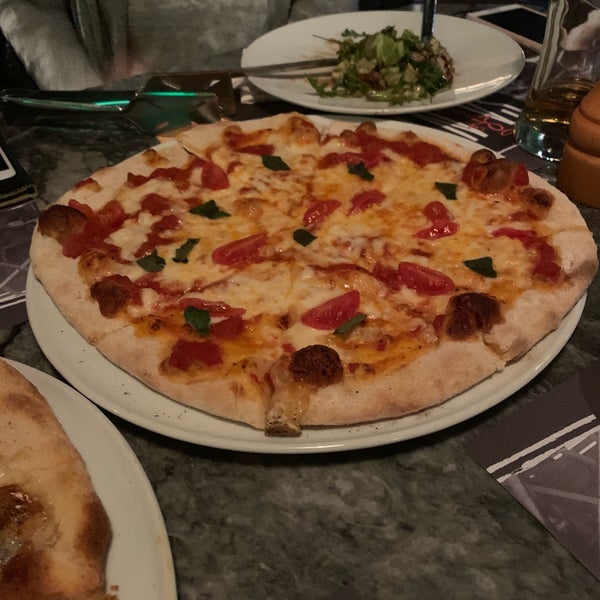 2/11/2019 tarihinde Dimitris L.ziyaretçi tarafından Saint&#39;s Bar + Pizza'de çekilen fotoğraf