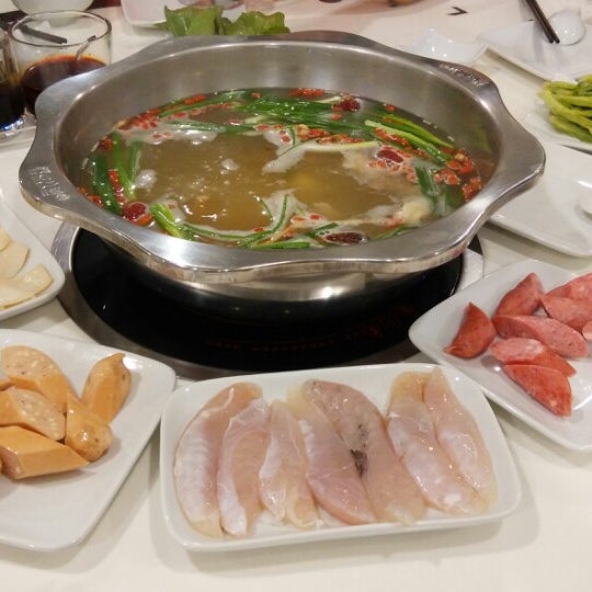 Снимок сделан в (小肥羊槟城火锅城) Xiao Fei Yang (PG) Steamboat Restaurant пользователем Myra O. 8/25/2014