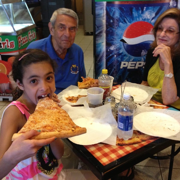 Foto scattata a Pizza Girls WPB da Pizza Girls WPB il 5/27/2015