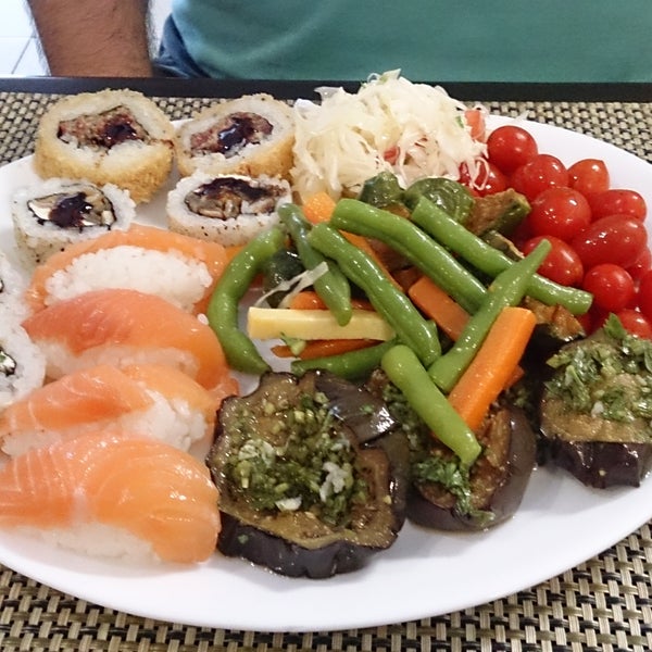 Pratos com sushi