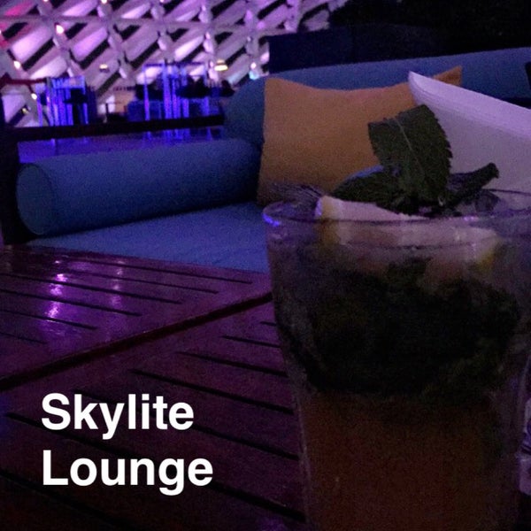 Das Foto wurde bei Skylite Lounge Bar von Nora am 9/10/2016 aufgenommen