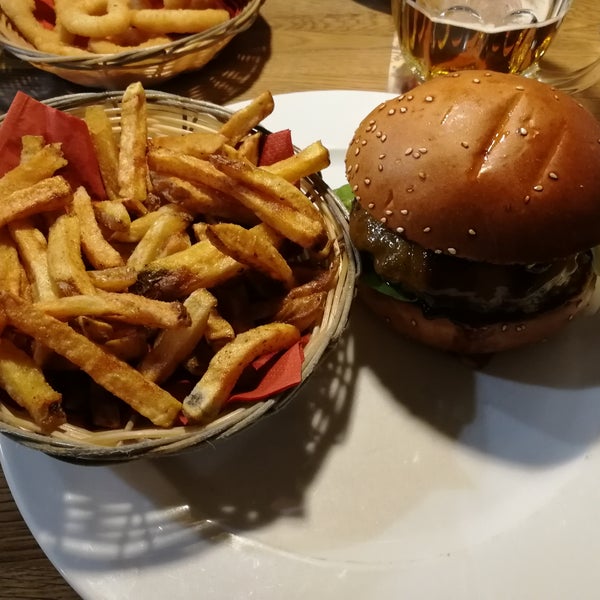 This place rocks! This 🍔is in the top 3 on my list. So delicious and tasty I can't even believe that. Professional service and nice atmosphere. Maybe I will go back to Pilsen just to eat another one.