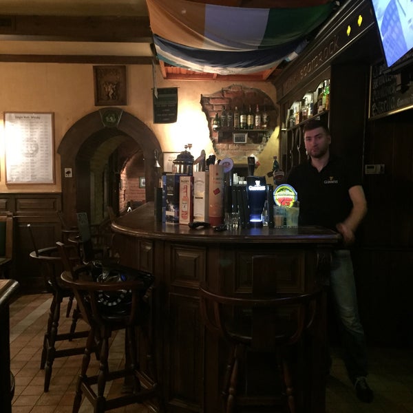 รูปภาพถ่ายที่ Shamrock Irish Pub โดย Eugene B. เมื่อ 7/23/2015