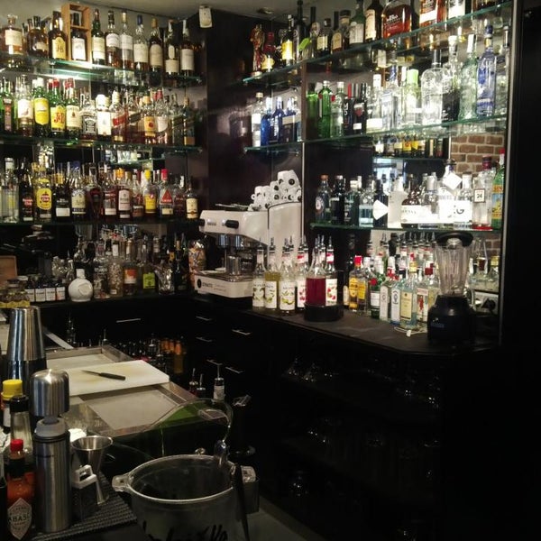 5/22/2013 tarihinde David L.ziyaretçi tarafından Capote cocktail.bar'de çekilen fotoğraf