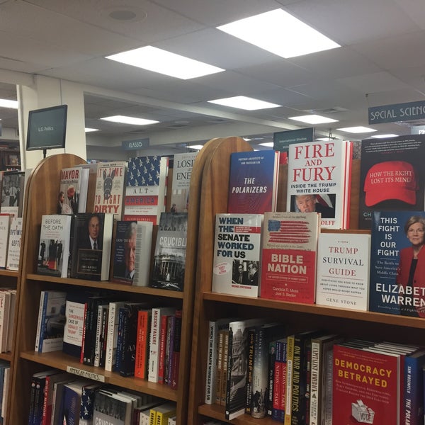 Foto scattata a Politics &amp; Prose Bookstore da Ruby Z. il 5/19/2018