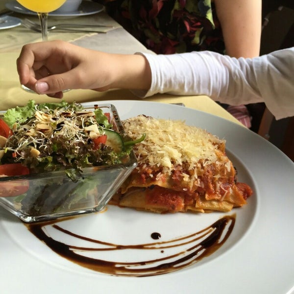 Foto diambil di Restaurante La Aldaba oleh Héctor Mario R. pada 6/6/2015