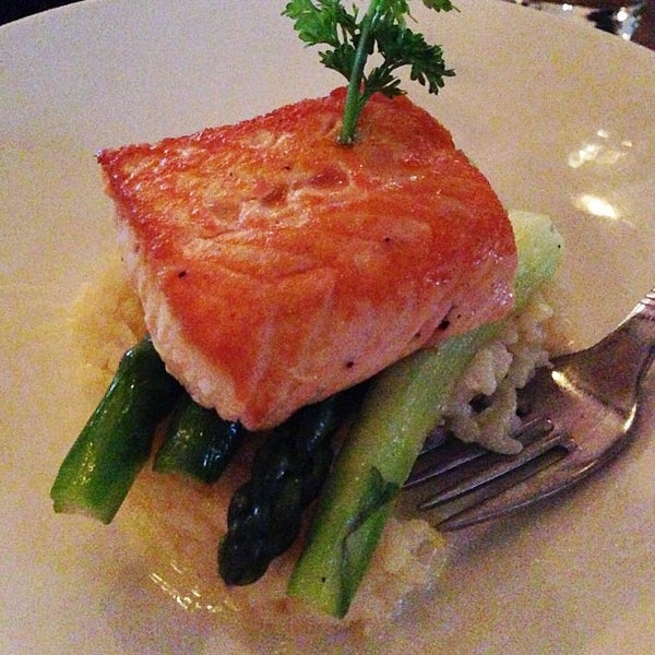 รูปภาพถ่ายที่ Bayside Restaurant โดย Veronica C. เมื่อ 7/3/2013