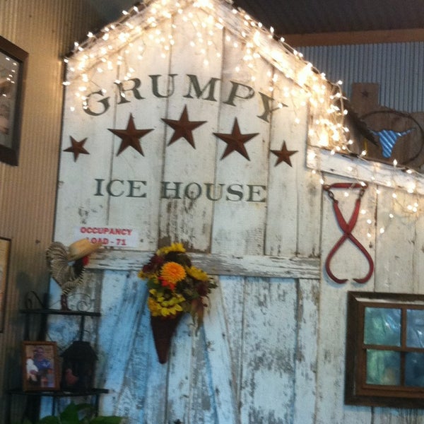 Снимок сделан в Texan Cafe &amp; Pie Shop пользователем Rachel M. 11/21/2013