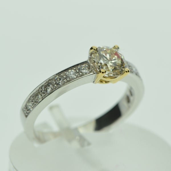 Ofrecemos una amplia selección de joyas con diamantes, tanto de diseño propio como de diseñadores internacionales / Available a wide selection of diamond jewelry, with our unique designs.