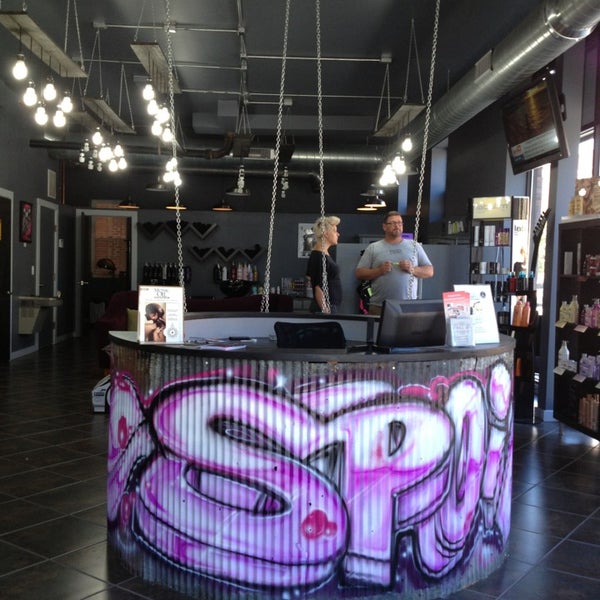 8/14/2013 tarihinde Jaxxziyaretçi tarafından Spoil Me Hair Salon and Spa'de çekilen fotoğraf