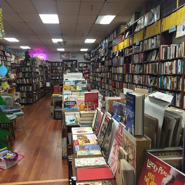 12/13/2015にJerry B.がBluestocking Booksで撮った写真