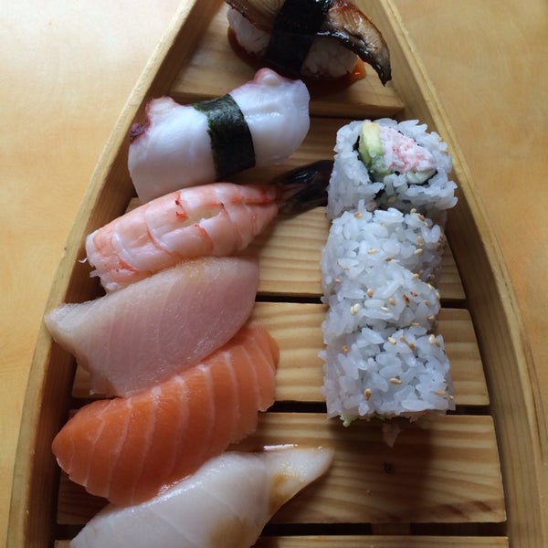 Foto tirada no(a) Shinsei Sushi por SportsTechie @. em 12/27/2013