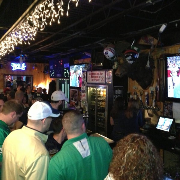 1/8/2013 tarihinde Charlie F.ziyaretçi tarafından Mooney&#39;s Sports Bar &amp; Grill'de çekilen fotoğraf