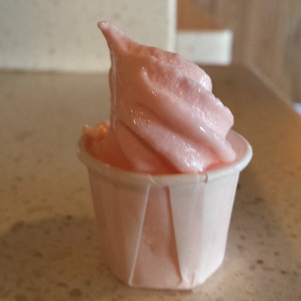 6/13/2015에 tasia h.님이 Twirl Frozen Yogurt에서 찍은 사진