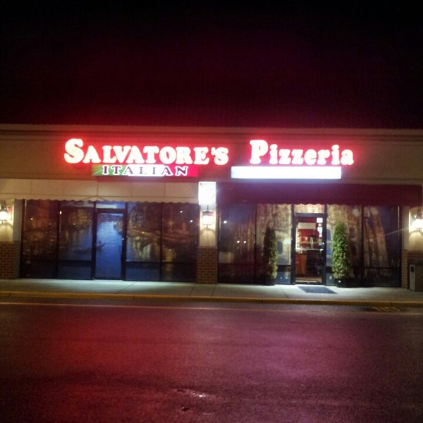 Снимок сделан в Salvatore&#39;s Pizzeria пользователем Robert W. 1/15/2014