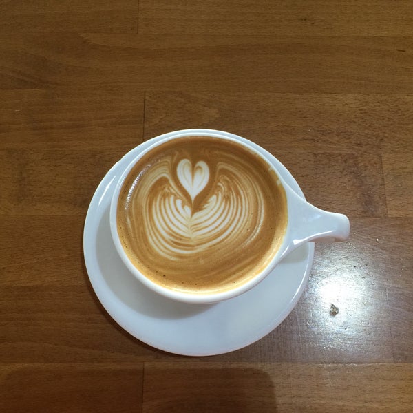 Foto tirada no(a) IOTA Brew Cafe por Linda C. em 8/10/2015