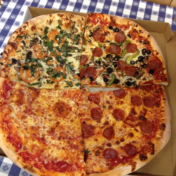 1/5/2018에 Sean F.님이 Kaimuki&#39;s Boston Style Pizza에서 찍은 사진