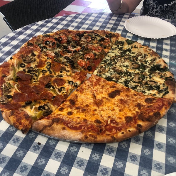 Das Foto wurde bei Kaimuki&#39;s Boston Style Pizza von Sean F. am 9/17/2019 aufgenommen
