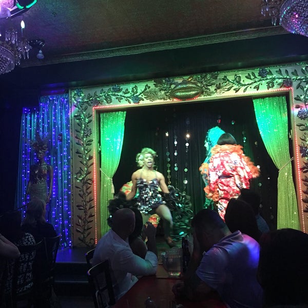Foto scattata a Lips Drag Queen Show Palace, Restaurant &amp; Bar da Victor I. il 8/5/2017