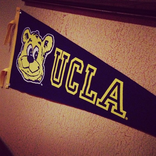 Снимок сделан в Mackey&#39;s Public House пользователем UCLA Alumni Washington, D.C. Area Network 3/3/2013
