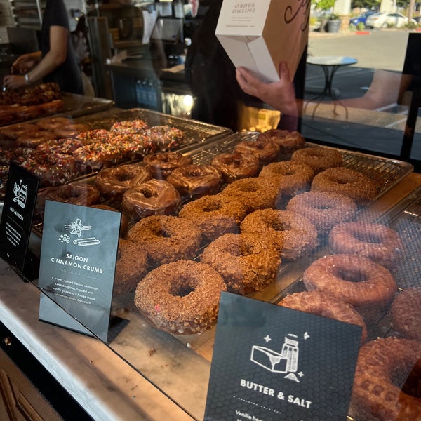 Foto scattata a Sidecar Doughnuts &amp; Coffee da Jake R. il 8/3/2023