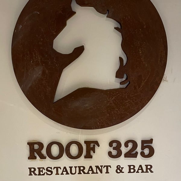 Das Foto wurde bei ROOF 325 Rooftop Restaurant &amp; Bar von Terry A. am 6/16/2021 aufgenommen