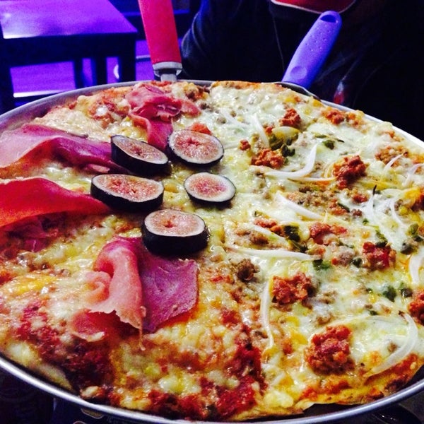6/8/2014 tarihinde Gustavo V.ziyaretçi tarafından Tomatti House Pizzateria'de çekilen fotoğraf