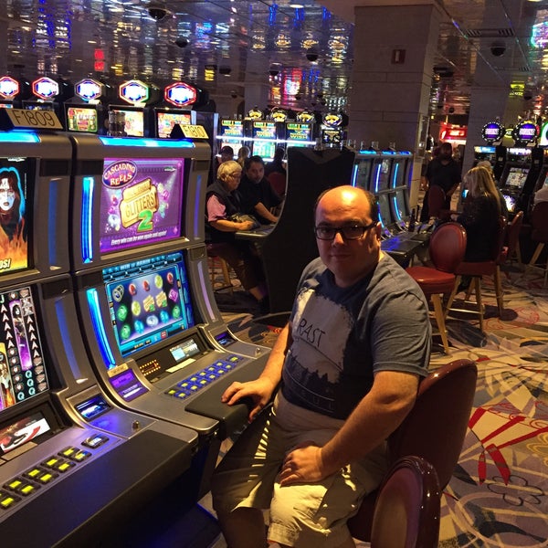 Photo prise au Casino Niagara par Ramin S. le6/27/2015