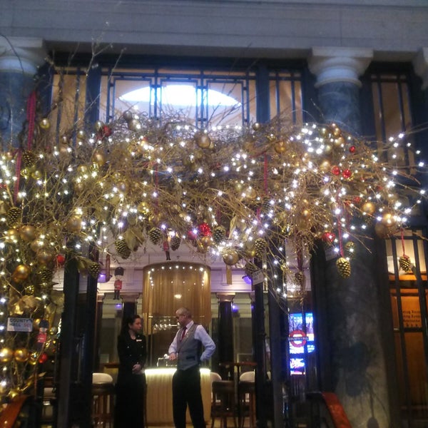 Foto diambil di London Marriott Hotel County Hall oleh かゆ pada 1/1/2020