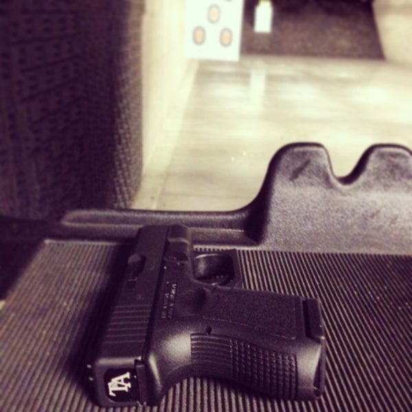 Снимок сделан в C2 Tactical Indoor Shooting Range пользователем Travis M. 7/16/2014