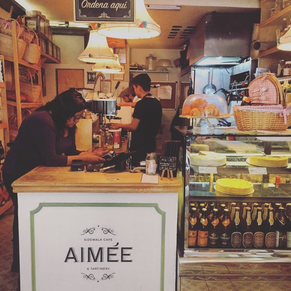 Foto diambil di Aimée Sidewalk Cafe &amp; Tartinery oleh Mariana L. pada 5/18/2016