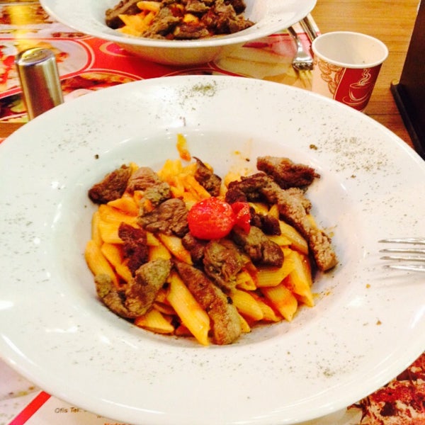 Foto tomada en Kumburgaz Dilek Pasta Cafe &amp; Restaurant  por Ufuk K. el 9/13/2015