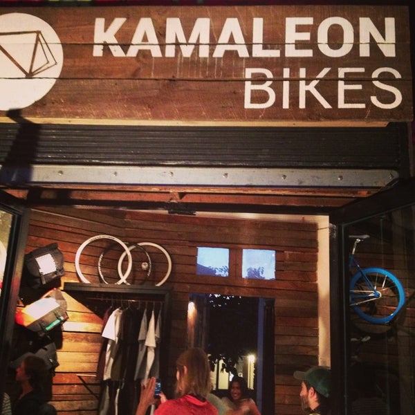 รูปภาพถ่ายที่ Kamaleon Bikes โดย Carlos G. เมื่อ 12/22/2012