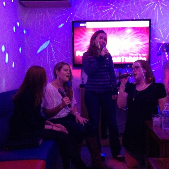 11/18/2012 tarihinde Bo J.ziyaretçi tarafından Lincoln Karaoke'de çekilen fotoğraf