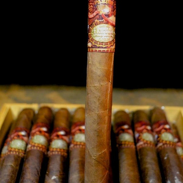 Foto scattata a Martinez Handmade Cigars da Martinez Handmade Cigars il 5/29/2015