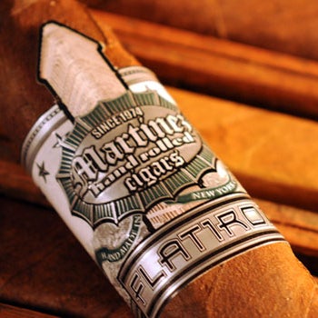 Das Foto wurde bei Martinez Handmade Cigars von Martinez Handmade Cigars am 5/29/2015 aufgenommen