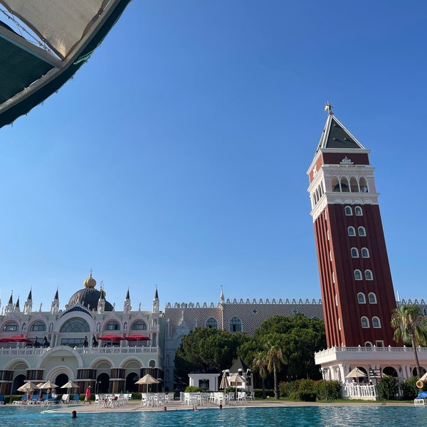 Foto diambil di Venezia Palace Deluxe Resort Hotel oleh Paria 💎 pada 7/21/2021