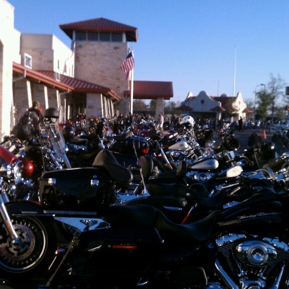 รูปภาพถ่ายที่ Central Texas Harley-Davidson โดย Robert E. เมื่อ 3/15/2013