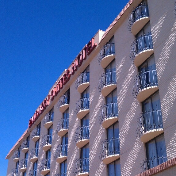 Photo taken at Embassy Suites by Hilton Denver Tech Center North by Robert E. on 5/22/2013