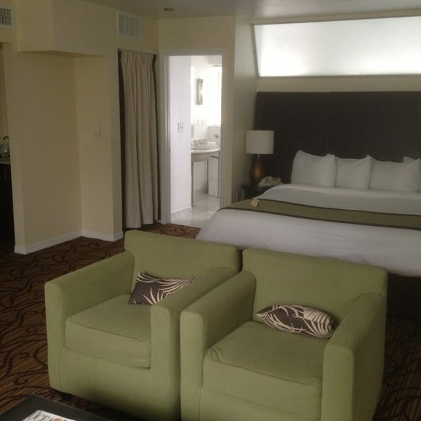 Foto diambil di Essex House Hotel &amp; Lounge oleh AK O. pada 3/20/2013