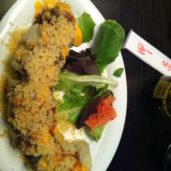 Foto scattata a Wasabi: Sushi Bar &amp; Asian Bistro da Kayvita W. il 9/3/2013