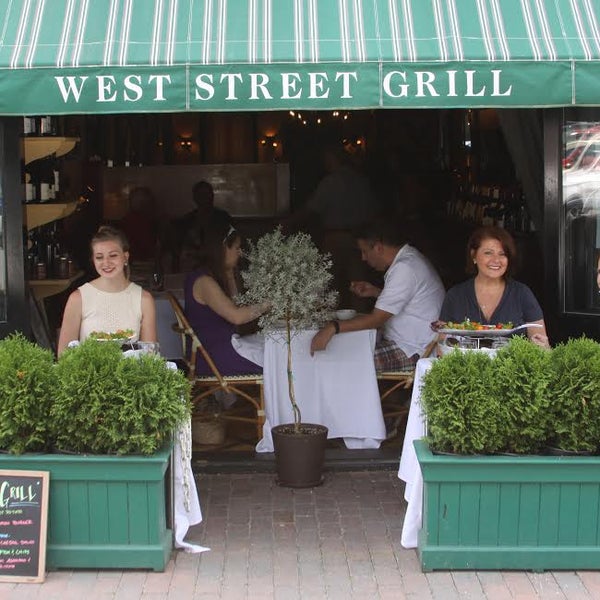 Foto diambil di West Street Grill oleh West Street Grill pada 6/30/2015