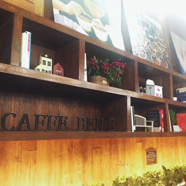 Foto tirada no(a) Caffé Bene por Cheska G. em 6/25/2015