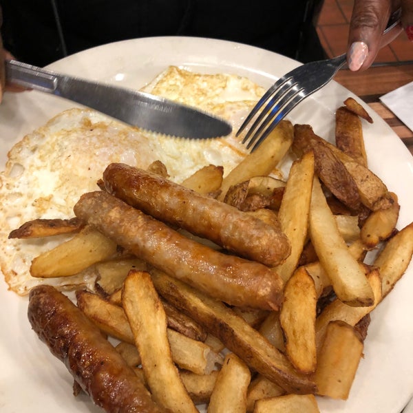 Photo taken at Andrews NYC Diner by Travis on 10/21/2019